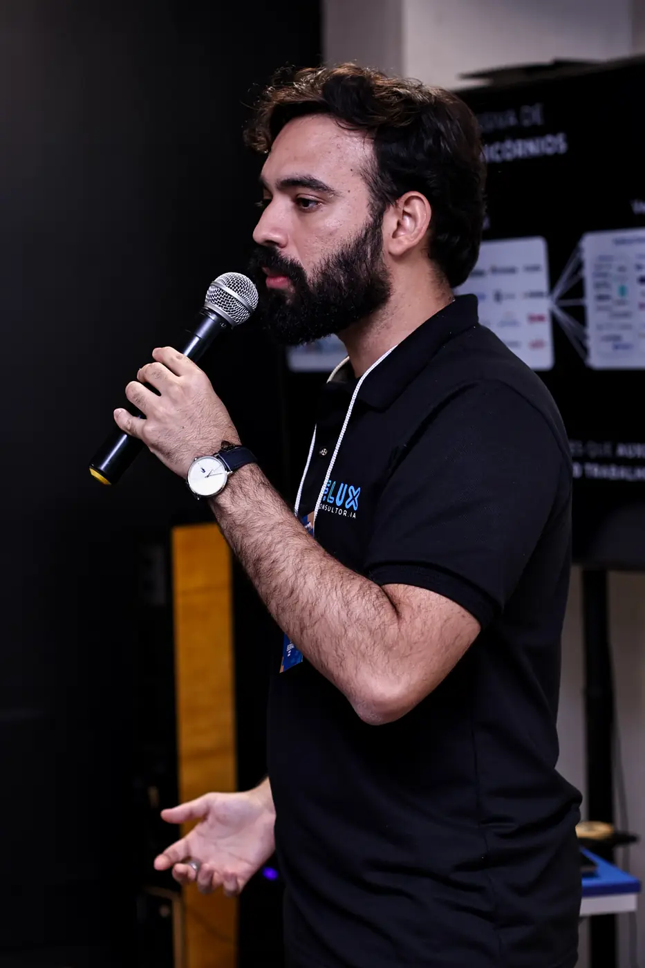 Gabriel Esteves falando ao microfone em um evento